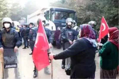 Bolu'da jandarmayla köylüler arasında yıkım gerginliği Bolu'da jandarmayla köylüler arasında yıkım gerginliği