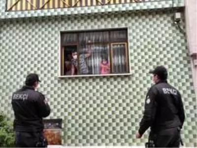 Korona virüs dedektifleri... Çat kapı dolaşıp karantina kaçaklarını aradılar Korona virüs dedektifleri... Çat kapı dolaşıp karantina kaçaklarını aradılar