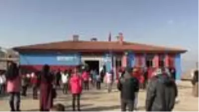 DİYARBAKIR - Trabzonsporlu yöneticiden Diyarbakır'daki bordo-mavili takım taraftarı öğrencilere forma DİYARBAKIR - Trabzonsporlu yöneticiden Diyarbakır'daki bordo-mavili takım taraftarı öğrencilere forma