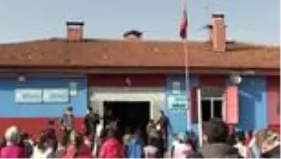 DİYARBAKIR - Trabzonsporlu yöneticiden Diyarbakır'daki bordo-mavili takım taraftarı öğrencilere forma DİYARBAKIR - Trabzonsporlu yöneticiden Diyarbakır'daki bordo-mavili takım taraftarı öğrencilere forma