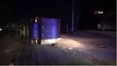 Düzce'de fındık yüklü tır devrildi, yol fındık tarlasına döndü Düzce'de fındık yüklü tır devrildi, yol fındık tarlasına döndü