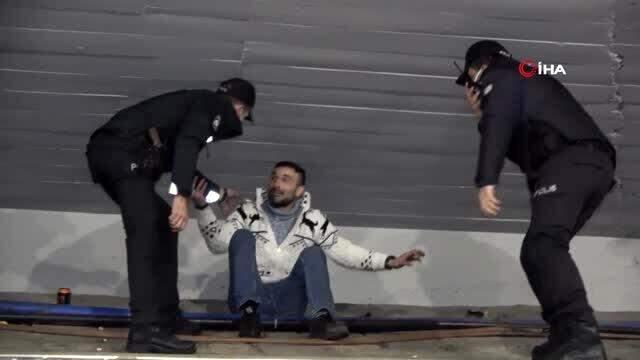 Ekipleri görünce 'Ooo polis online, polisi seviyorum' diyen alkollü genç cezadan kurtulamadı Ekipleri görünce 'Ooo polis online, polisi seviyorum' diyen alkollü genç cezadan kurtulamadı