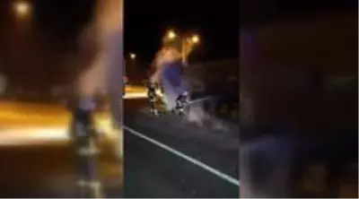 Erzincan'da hareket halindeki tırın lastikleri yandı Erzincan'da hareket halindeki tırın lastikleri yandı