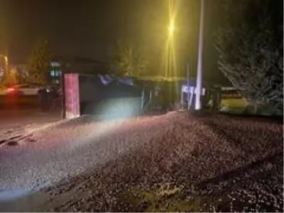 Düzce'de fındık yüklü tır devrildi, yol fındık tarlasına döndü Düzce'de fındık yüklü tır devrildi, yol fındık tarlasına döndü