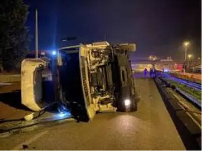 Düzce'de fındık yüklü tır devrildi, yol fındık tarlasına döndü Düzce'de fındık yüklü tır devrildi, yol fındık tarlasına döndü