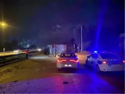 Düzce'de fındık yüklü tır devrildi, yol fındık tarlasına döndü Düzce'de fındık yüklü tır devrildi, yol fındık tarlasına döndü