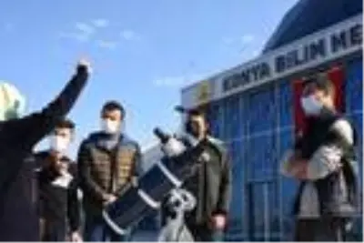 Güneş sistemi ve Dünya'nın hareketini tartışan 4 gençten bilim gezisi Güneş sistemi ve Dünya'nın hareketini tartışan 4 gençten bilim gezisi