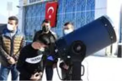 Güneş sistemi ve Dünya'nın hareketini tartışan 4 gençten bilim gezisi Güneş sistemi ve Dünya'nın hareketini tartışan 4 gençten bilim gezisi
