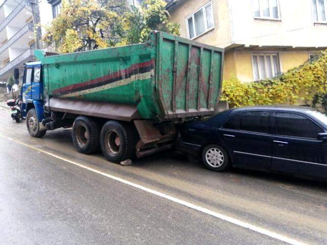 Hafriyat kamyonu dehşet saçtı! 6 aracı biçerek durabildi