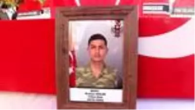 Hakkari'de araç kazasında şehit olan askerin cenazesi toprağa verildi Hakkari'de araç kazasında şehit olan askerin cenazesi toprağa verildi