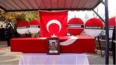 Hakkari'de araç kazasında şehit olan askerin cenazesi toprağa verildi Hakkari'de araç kazasında şehit olan askerin cenazesi toprağa verildi