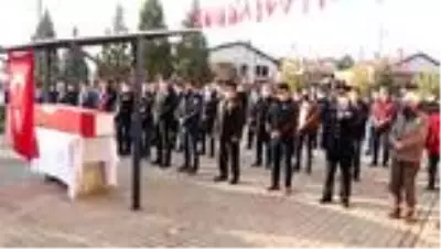 Hakkari'de araç kazasında şehit olan askerin cenazesi toprağa verildi Hakkari'de araç kazasında şehit olan askerin cenazesi toprağa verildi