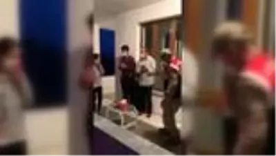 Son dakika: Jandarma ekiplerinden evden çıkamayan kız çocuğuna doğum günü sürprizi Son dakika: Jandarma ekiplerinden evden çıkamayan kız çocuğuna doğum günü sürprizi