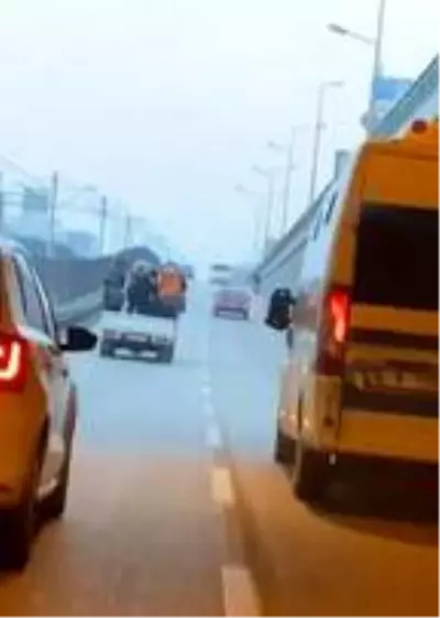 Kamyonetteki 6 kişinin tehlikeli yolculuğu kamerada Kamyonetteki 6 kişinin tehlikeli yolculuğu kamerada