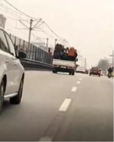 Kamyonetteki 6 kişinin tehlikeli yolculuğu kamerada Kamyonetteki 6 kişinin tehlikeli yolculuğu kamerada
