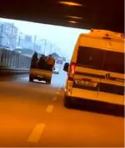 Kamyonetteki 6 kişinin tehlikeli yolculuğu kamerada Kamyonetteki 6 kişinin tehlikeli yolculuğu kamerada