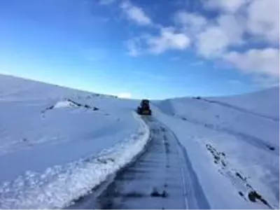 Kar yağışı sonrası 3 bin rakımlı yaylada kalan ailelere ulaşmak için seferber oldular Kar yağışı sonrası 3 bin rakımlı yaylada kalan ailelere ulaşmak için seferber oldular