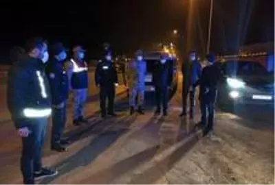 Kaymakam Arslantürk, sokağa çıkma kısıtlamasına uyulup uyulmadığını denetleyerek köylerde incelemede bulundu Kaymakam Arslantürk, sokağa çıkma kısıtlamasına uyulup uyulmadığını denetleyerek köylerde incelemede bulundu