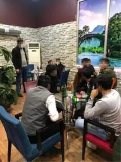 Korona tedbirlerine rağmen havuz başında alkol servisi ve müzik dinletisi polise takıldı Korona tedbirlerine rağmen havuz başında alkol servisi ve müzik dinletisi polise takıldı