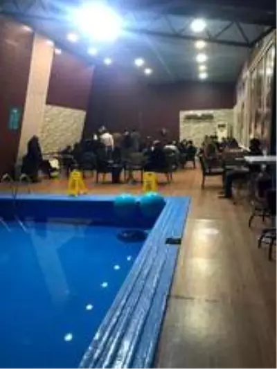 Korona tedbirlerine rağmen havuz başında alkol servisi ve müzik dinletisi polise takıldı Korona tedbirlerine rağmen havuz başında alkol servisi ve müzik dinletisi polise takıldı
