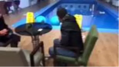 Korona tedbirlerine rağmen havuz başında alkol servisi ve müzik dinletisi polise takıldı Korona tedbirlerine rağmen havuz başında alkol servisi ve müzik dinletisi polise takıldı