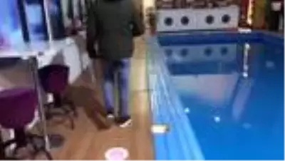 Korona tedbirlerine rağmen havuz başında alkol servisi ve müzik dinletisi polise takıldı Korona tedbirlerine rağmen havuz başında alkol servisi ve müzik dinletisi polise takıldı
