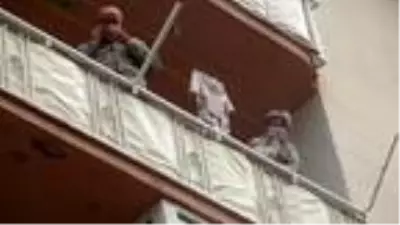 Mahalle bekçileri, kapı kapı dolaşıp karantinadakileri denetliyor Mahalle bekçileri, kapı kapı dolaşıp karantinadakileri denetliyor