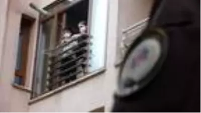 Mahalle bekçileri, kapı kapı dolaşıp karantinadakileri denetliyor Mahalle bekçileri, kapı kapı dolaşıp karantinadakileri denetliyor