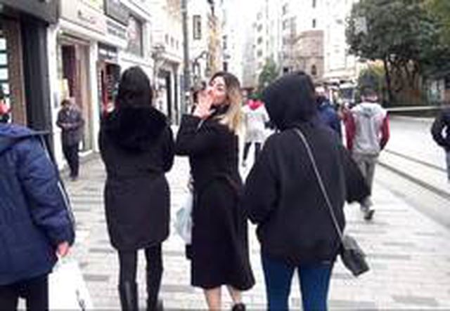 İstiklal Caddesi'nde şaşkına uğratan görüntü! Maskesini indirip kameralara öpücük attı