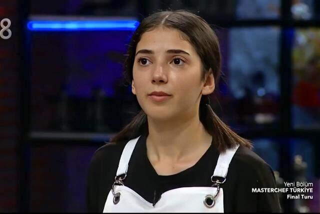 MasterChef'ten elenen Ayyüce Kamit, Emir Elidemir ile çıkan aşk haberlerine açıklık getirdi MasterChef'ten elenen Ayyüce Kamit, Emir Elidemir ile çıkan aşk haberlerine açıklık getirdi