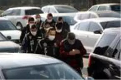 Nefes kesen kovalamacayla durdurulan araçta uyuşturucuyla yakalandılar Nefes kesen kovalamacayla durdurulan araçta uyuşturucuyla yakalandılar