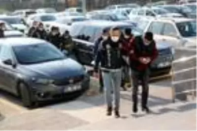 Nefes kesen kovalamacayla durdurulan araçta uyuşturucuyla yakalandılar Nefes kesen kovalamacayla durdurulan araçta uyuşturucuyla yakalandılar