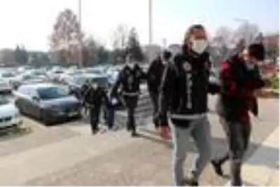 Nefes kesen kovalamacayla durdurulan araçta uyuşturucuyla yakalandılar Nefes kesen kovalamacayla durdurulan araçta uyuşturucuyla yakalandılar