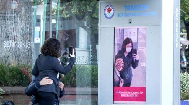 Otobüs durağına yerleştirildi: Maske takmayanların yüzünü koronavirüs simgesine dönüştürüyor