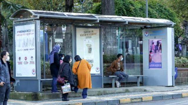 Otobüs durağına yerleştirildi: Maske takmayanların yüzünü koronavirüs simgesine dönüştürüyor