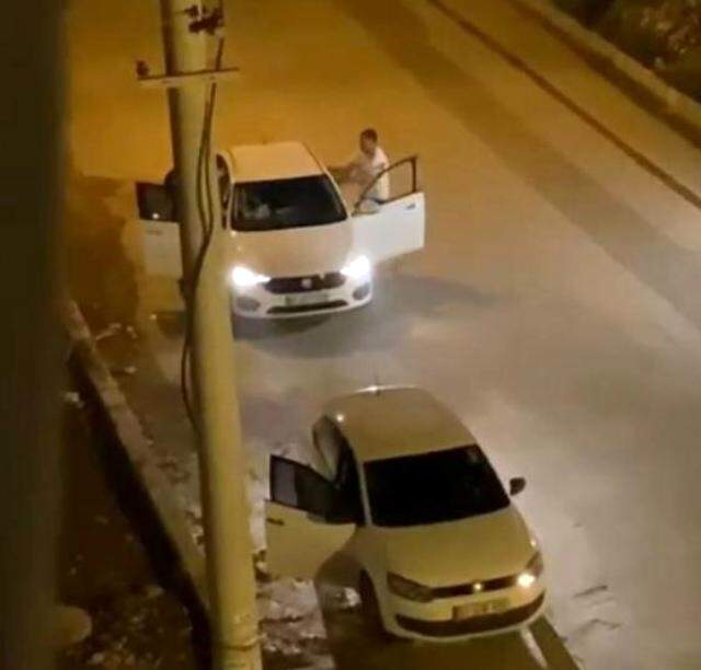 Otomobil içerisindeki kadının yüzüne tekme attı! Dehşet anları kamerada