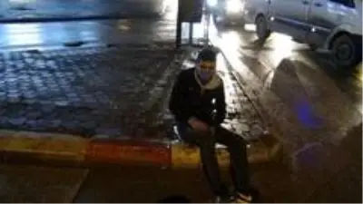 Otomobil sürücüsü ehliyetsiz çıktı, bisiklet sürücüsü kırmızıda geçti Otomobil sürücüsü ehliyetsiz çıktı, bisiklet sürücüsü kırmızıda geçti