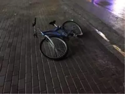 Otomobil sürücüsü ehliyetsiz çıktı, bisiklet sürücüsü kırmızıda geçti Otomobil sürücüsü ehliyetsiz çıktı, bisiklet sürücüsü kırmızıda geçti