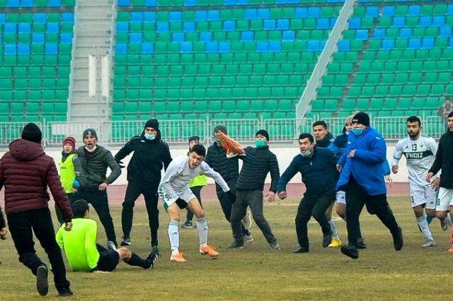 Özbekistan'da bir futbolcu, uçan tekme atarak hakemi linç etmek istedi