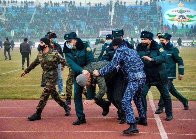 Özbekistan'da bir futbolcu, uçan tekme atarak hakemi linç etmek istedi