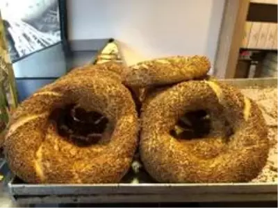 Pandemide talebi azalan simit sokakta da pastane de aynı fiyatla satılıyor Pandemide talebi azalan simit sokakta da pastane de aynı fiyatla satılıyor