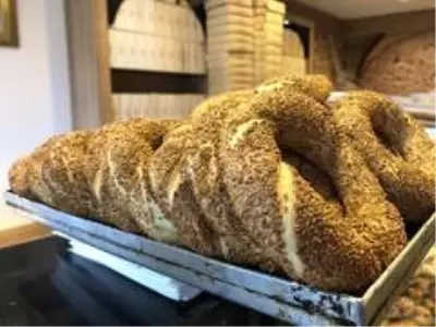 Pandemide talebi azalan simit sokakta da pastane de aynı fiyatla satılıyor Pandemide talebi azalan simit sokakta da pastane de aynı fiyatla satılıyor