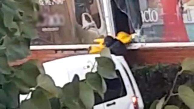 Sabah saatinde geldiler, mağazanın camını kırıp onlarca mont çaldılar
