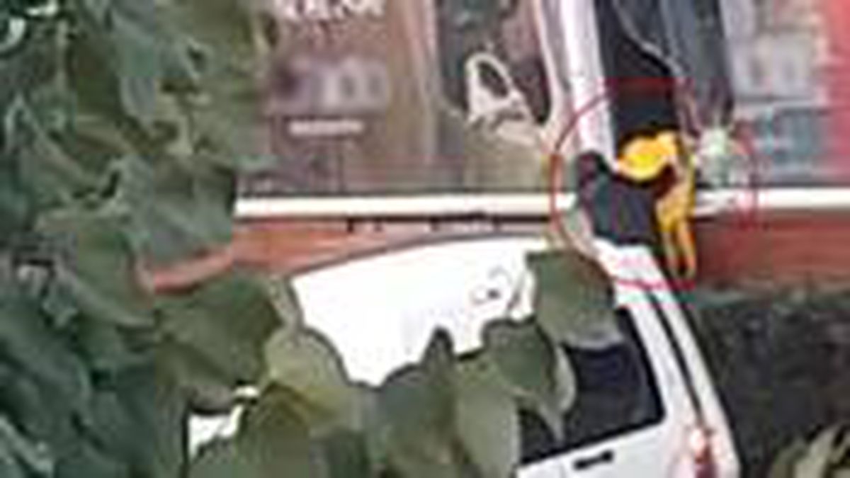 Sabah saatinde geldiler, mağazanın camını kırıp onlarca mont çaldılar