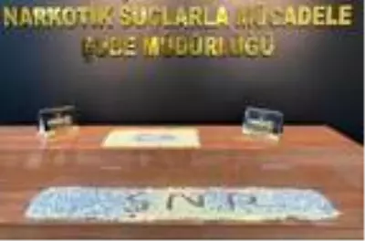 Şanlıurfa'da yolcu otobüsündeki kadının çantasından 1 kilo 850 gram esrar çıktı Şanlıurfa'da yolcu otobüsündeki kadının çantasından 1 kilo 850 gram esrar çıktı