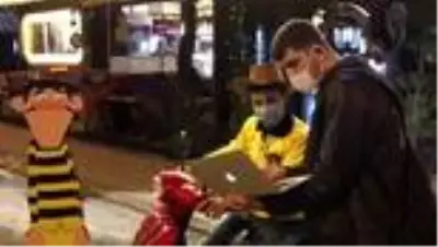 Sessiz sokakların nöbetçi paketçileri AA'nın 'Yılın Fotoğrafları' oylamasına katıldı Sessiz sokakların nöbetçi paketçileri AA'nın 'Yılın Fotoğrafları' oylamasına katıldı