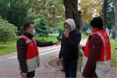 Sigara içerken ceza yedi, acısını habercilerden çıkarmaya çalıştı Sigara içerken ceza yedi, acısını habercilerden çıkarmaya çalıştı