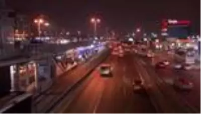 Sokağa çıkma kısıtlamasına 1 saat kala İstanbul'da trafik ve metrobüs yoğunluğu Sokağa çıkma kısıtlamasına 1 saat kala İstanbul'da trafik ve metrobüs yoğunluğu