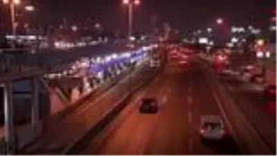 Sokağa çıkma kısıtlamasına 1 saat kala İstanbul'da trafik ve metrobüs yoğunluğu Sokağa çıkma kısıtlamasına 1 saat kala İstanbul'da trafik ve metrobüs yoğunluğu