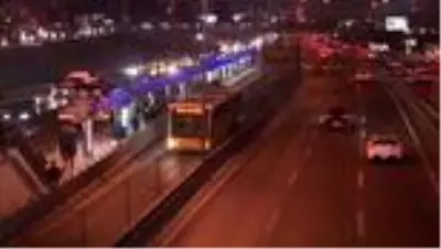 Sokağa çıkma kısıtlamasına 1 saat kala İstanbul'da trafik ve metrobüs yoğunluğu Sokağa çıkma kısıtlamasına 1 saat kala İstanbul'da trafik ve metrobüs yoğunluğu